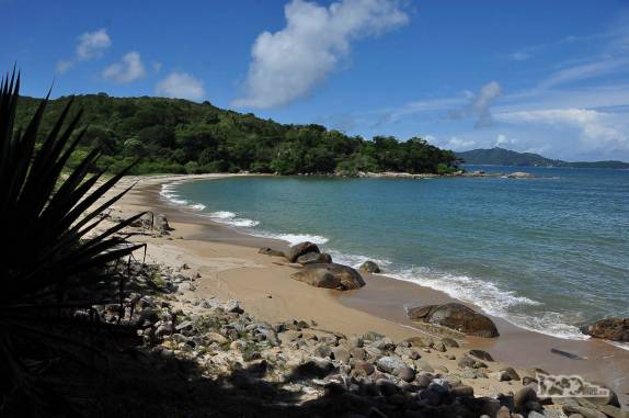A bela e selvagem praia Triste, em Bombinhas, litoral de Santa Catarina